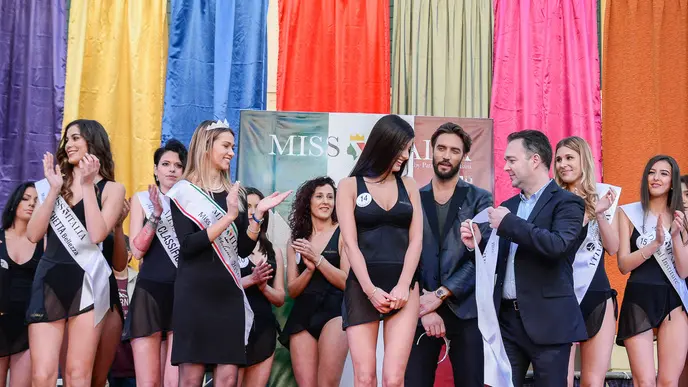 Casale PD, 26.02.2017 Carnevale di Casale. Nella foto: il Sindaco premia la vincitrice di Miss Carnevale