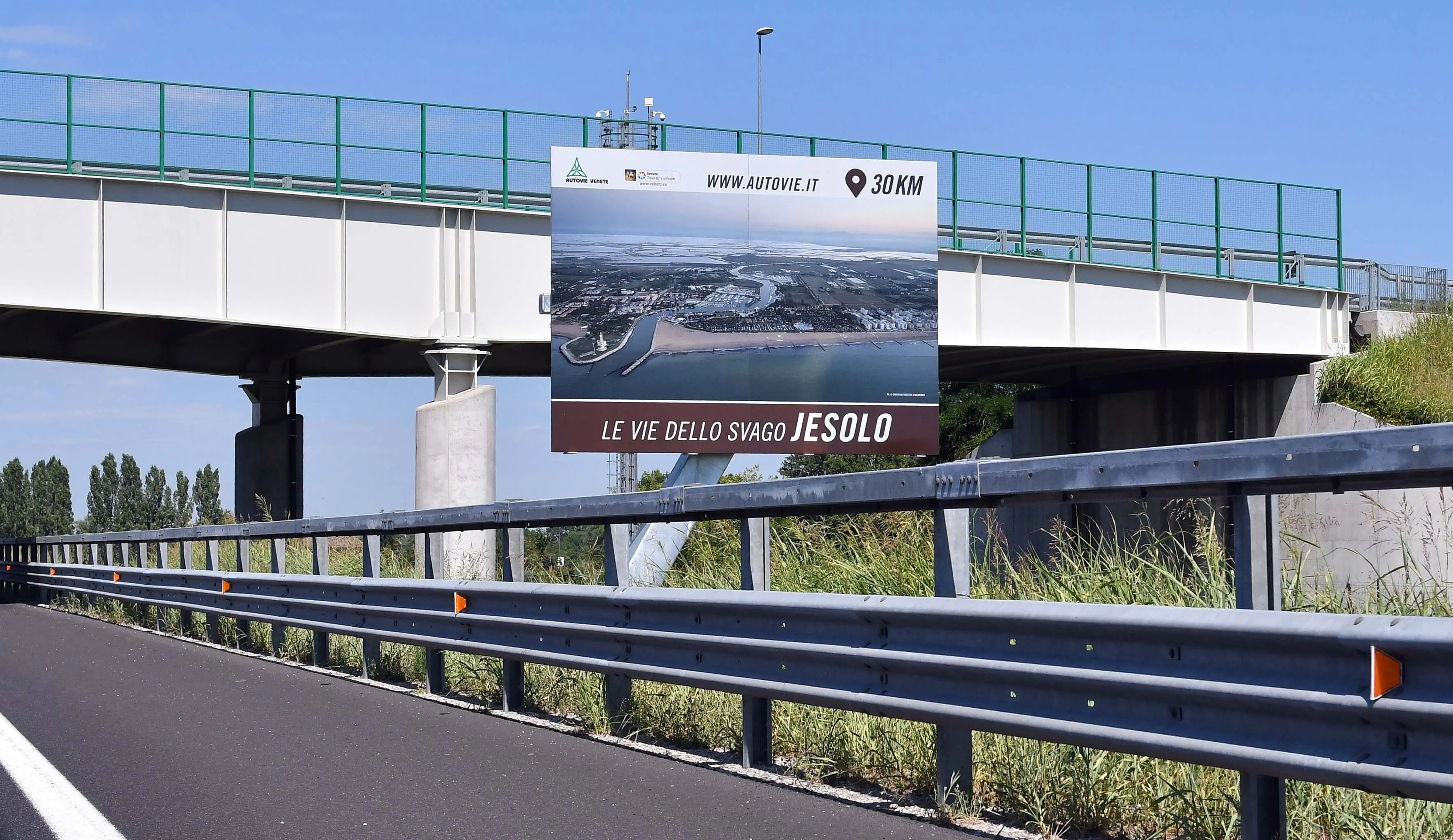 18 luglio 2017 Autovie Venete Autostrada A4, cantieri terza corsia, conci, cartelloni stradali, cantiere sul Tagliamento, caselli autostradali, turismo, avvisi vs furti e abbandono animali, Alvisopoli. Copyright Foto Petrussi / Ferraro Simone
