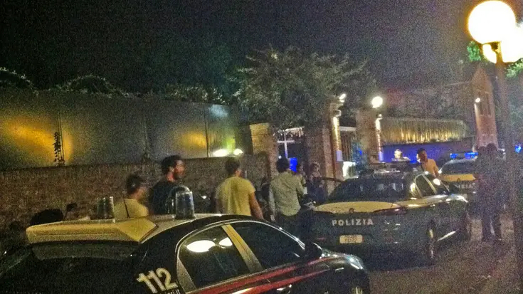 Padova, 04.08.2013.Forze dell'ordine alla discoteca "Villa Barbieri".Nella foto: due volanti della Polizia e due Gazzelle dei CC davanti all'ingresso.ph. Zangirolami