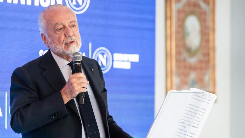 Aurelio De Laurentiis durante la presentazione della partnership con Acqua Sorgesana dove ha illustrato le trattative in corso per la creazione di una nuova 'casa' e di uno stadio da gestire. 12 settembre 2024 ANSA / UFFICIO STAMPA CALCIO NAPOLI ANSA PROVIDES ACCESS TO THIS HANDOUT PHOTO TO BE USED SOLELY TO ILLUSTRATE NEWS REPORTING OR COMMENTARY ON THE FACTS OR EVENTS DEPICTED IN THIS IMAGE; NO ARCHIVING; NO LICENSING NPK