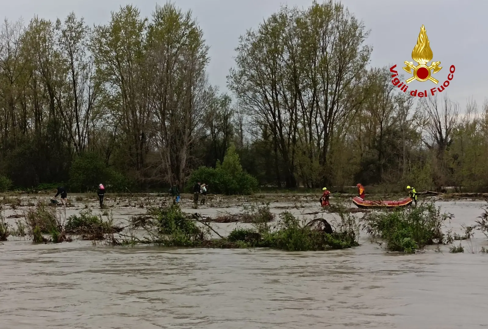 Le operazioni di salvataggio dei cinque giovani sul letto del fiume Brenta