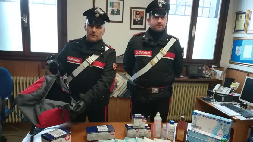 Il materiale sanitario sequestrato dai carabinieri