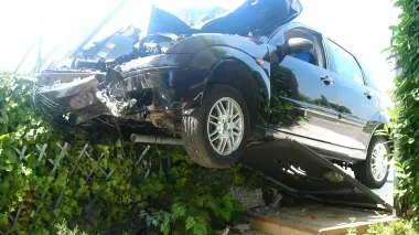 IN CASA. L’auto finita nel cortile