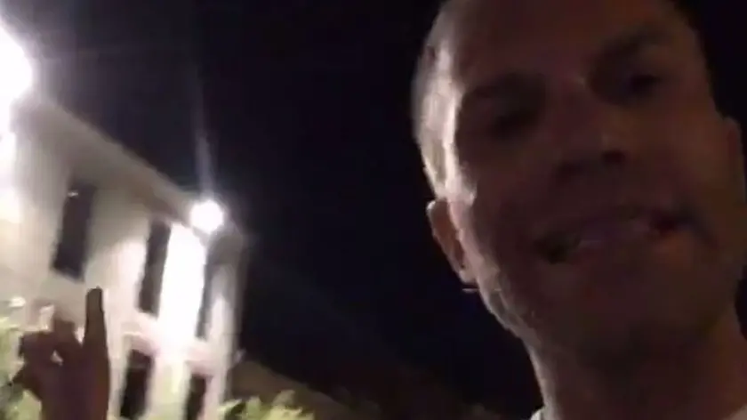 Simone Rugiati durante la diretta facebook in cui attacca Sushi Su
