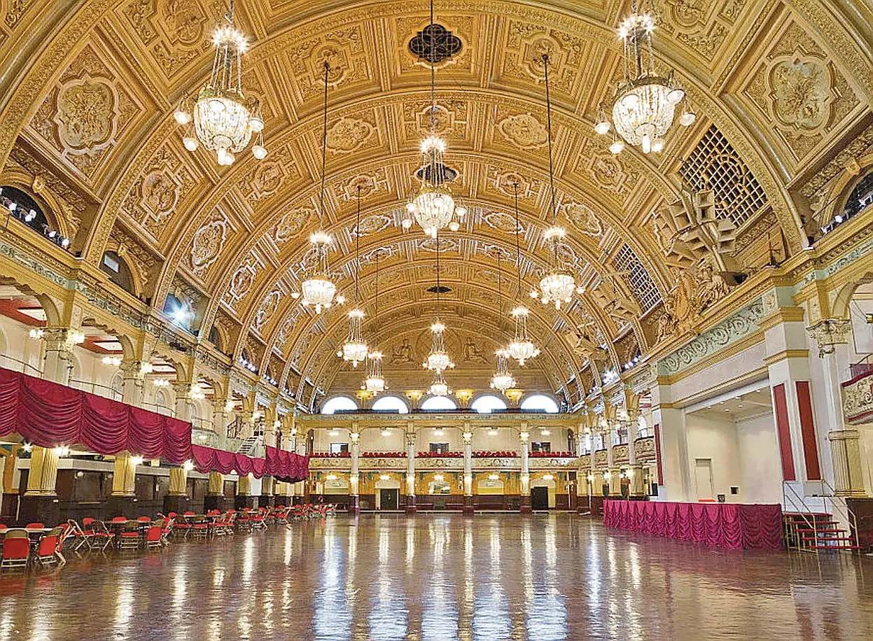 Quando entri nella Blackpool Tower Ballroom resti a bocca aperta. Costruita nel 1894 nella cittadina balneare del Lancashire, è una delle perle architettoniche inglesi. Lunga 37 metrik, larga 31. Forse l’avete vista in un film di Hollywood: “Shall we Dance?”, con Jennifer Lopez e Richard Gere. (foto Michael D Beckwith)