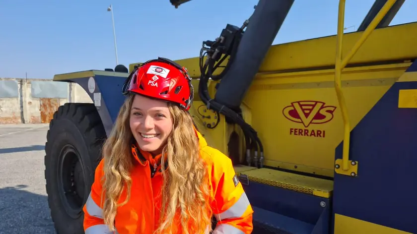 Giulia Bello, prima donna movimentatrice di container al porto di Venezia