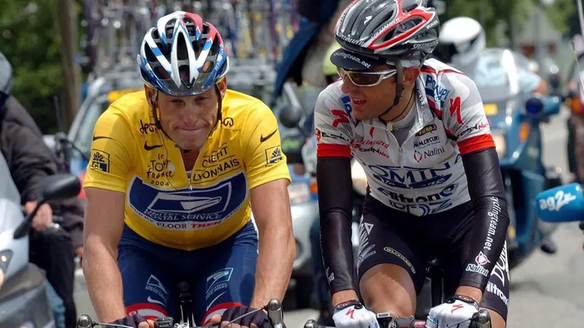 CICLISMO: TOUR DE FRANCE; 18/a TAPPA. Italian Filippo Simeoni (R) of Domina Vacanze talks to US Postal team rider Lance Armstrong (L) from the US during the 18th stage of the Tour de France cycling race, Friday, 23 July 2004 near Annemasse. The 166.5km long stage leads the cyclists from Annemasse to Lons-le-Saunier. ANSA / STRINGER / PAL