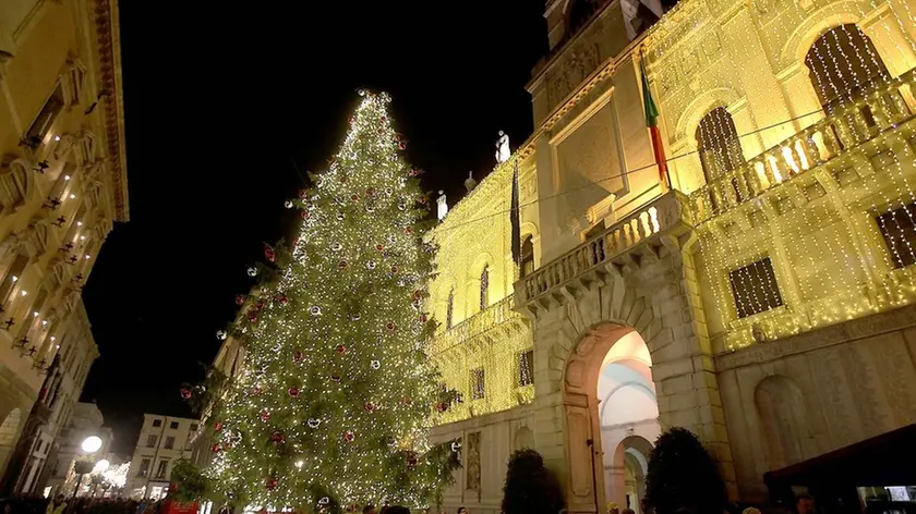 MARIAN - AGENZIA BIANCHI - PADOVA - ACCENSIONE ALBERO PALAZZO MORONI.