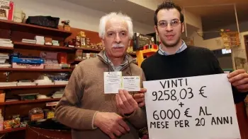 SUPERVINCITA. Il titolare della ricevitoria di Torre (foto sotto) Angelo Carrao (a sinistra), insieme con il figlio