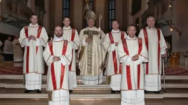 TESTIMONI DI CRISTO. Il vescovo Mattiazzo con i sei nuovi sacerdoti