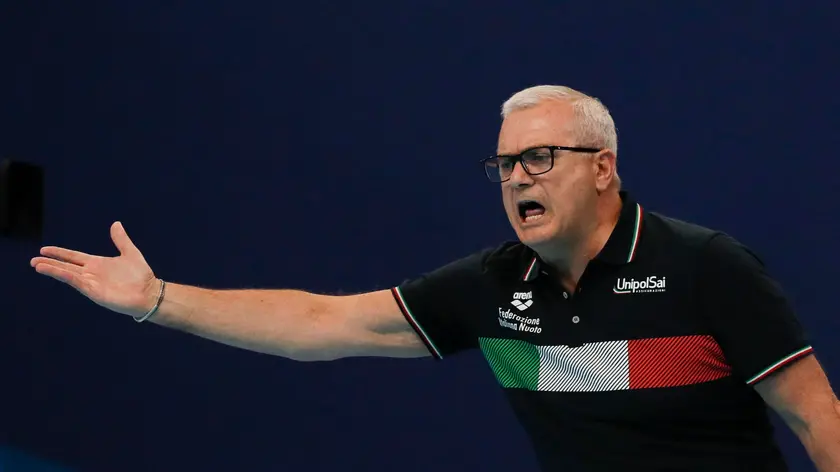 epa11145535 Head Coach Alessandro Campagna of Italy reacts during the Men's Water Polo match between USA and Italy at the FINA World Aquatics Championships in Doha, Qatar, 11 February 2024. EPA/YURI KOCHETKOV
