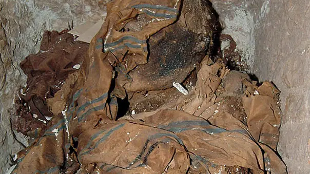 Le spoglie di Cangrande della Scala cosi' come sono apparse all'interno dell'arca di pietra agli studiosi chiamati a Verona per tentare di scoprire i segreti del piu' famoso veronaese di tutti i tempi il 12 febbraio 2004 MARCO BRUZZO /ANSA