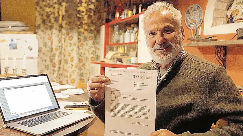 Il professor Andrea Camperio Ciani, ordinario di Etologia, Psicobiologia e Psicologia evoluzionistica dell’Università di Padova, con la lettera di sospensione