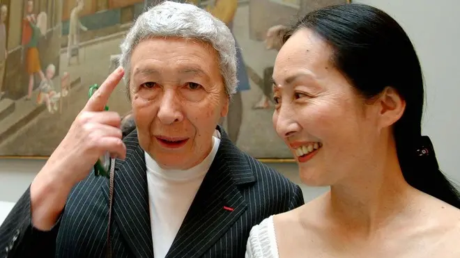L'architetto Gae Aulenti, autrice dell'allestimento della mostra, con la vedova di Balthus signora Setsuko davanti a " Passage du Commerce-Saint Andre' " in occasione del vernisage a Palazzo Grassi a Venezia nel 2001 . ANDREA MEROLA/ANSA