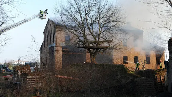 Cartura, 29.01.2014 Incendio abitazione in via Cà Brusà. Nella foto: i VVF in azione ph. Zangirolami