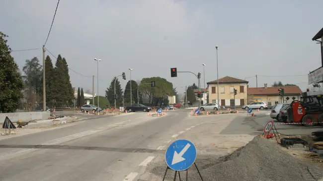 Foto Ferrari per Poletto, lavori di sistemazione e allargamento sede stradale all'incrocio Capitelbello di Campo San Martino con la SR 47 Valsugana. per Poletto