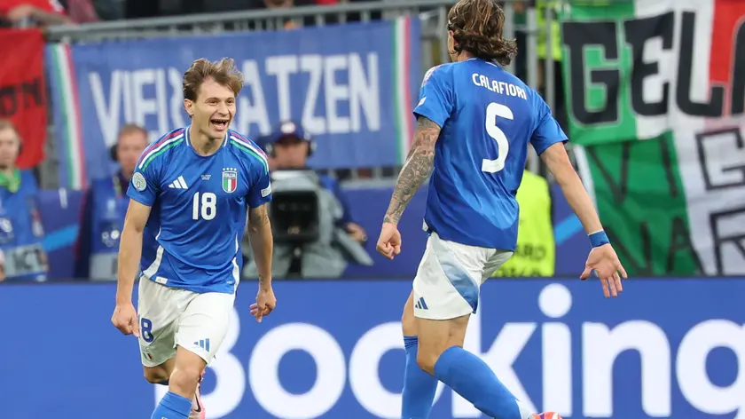 epa11413559 Nicolo Barella of Italy (L) celebrates with Riccardo Calafiori of Italy scoring the 2-1 goal during the UEFA EURO 2024 group B soccer match between Italy and Albania, in Dortmund, Germany, 15 June 2024. EPA/FRIEDEMANN VOGEL