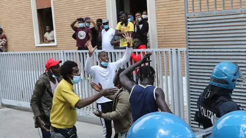 BARBIERI . AG.FOTOFILM . TREVISO . PROTESTA DEGLI IMMIGRATI DELLA CASERMA SERENA, INTERVIENE LA CELERE