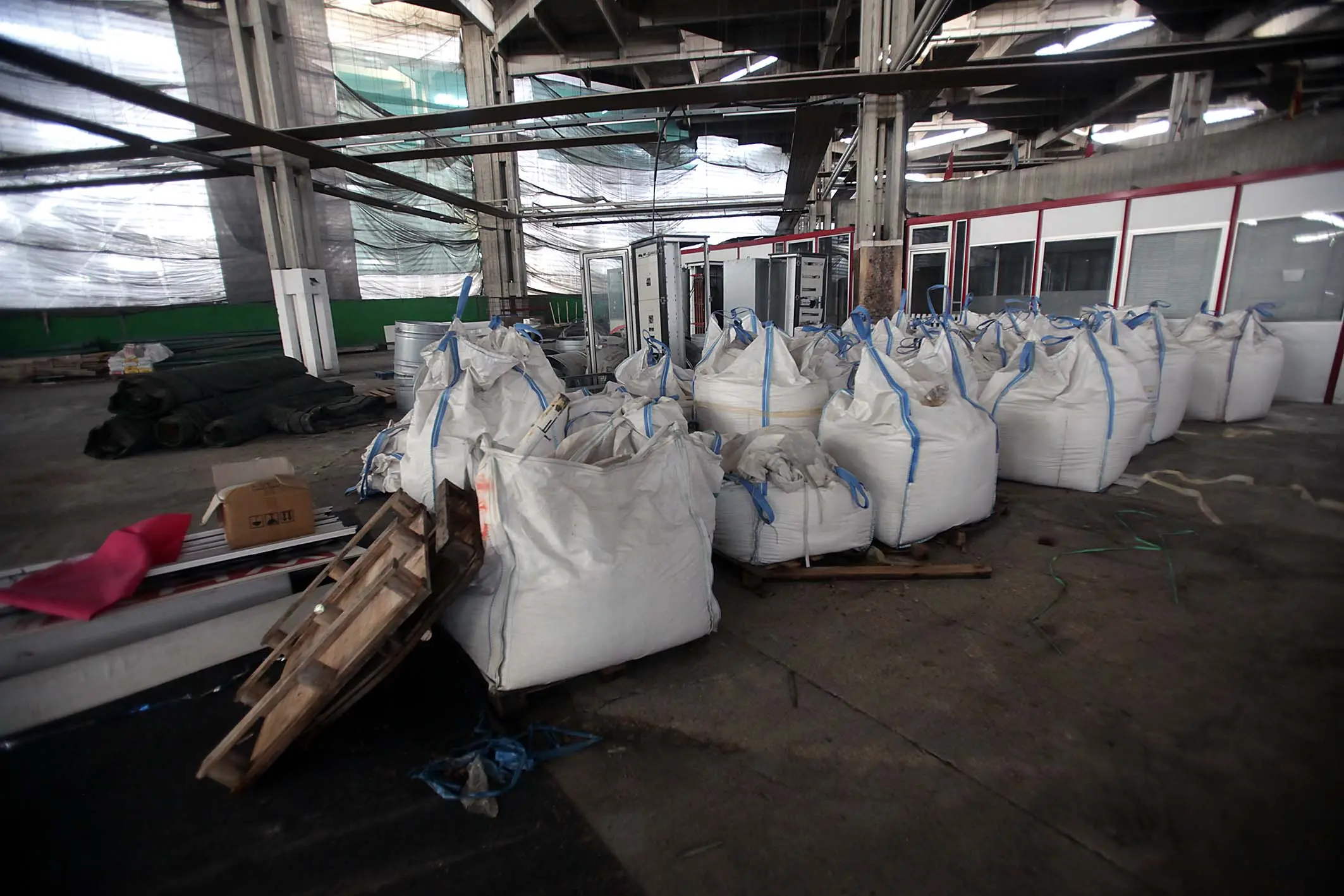 Decine di sacchi di sale antigelo, usati dal servizio strade del Comune