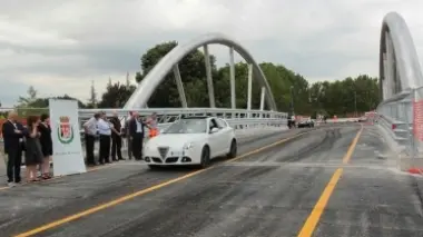 LA PRIMA AUTO. Conclusa la cerimonia, semaforo verde al traffico sul nuovo ponte