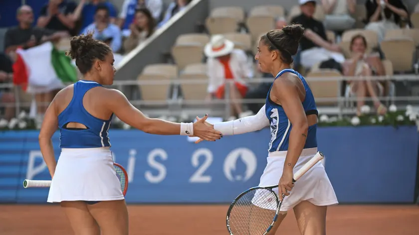 epa11525808 Sara Errani and Jasmine Paolini of Italy react during the Women Doubles gold medal match against Mirra Andreeva and Diana Shnaider of Russia, of the Tennis competitions in the Paris 2024 Olympic Games, at the Roland Garros in Paris, France, 04 August 2024. EPA/CAROLINE BLUMBERG