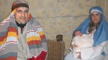 IL PRESEPE DI RONCAJETTE Emanuele Righetti con la moglie Paola e Luca rappresenta la Sacra Famiglia A sinistra la zona che ricorda l’alluvione di novembre