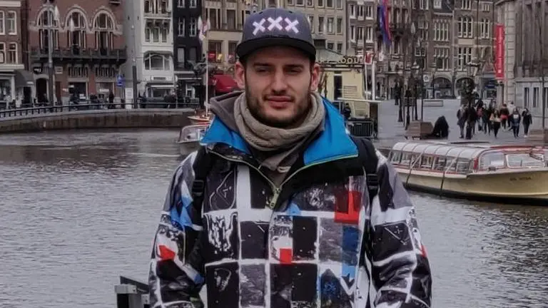 Nicola Maddalozzo durante un viaggio ad Amsterdam