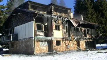 DIVORATA DALLE FIAMME La casa a Conco. Dopo l’incendio rischia di essere abbattuta