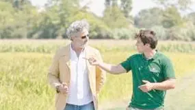 Alberto Bastianello mentre passeggia nella tenuta con il giovane agronomo Michele Conte