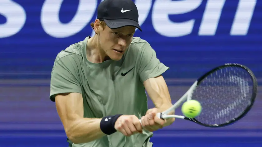 epa11585714 Jannik Sinner of Italy in action against Daniil Medvedev of Russia during their quarterfinals match at the US Open Tennis Championships at the USTA Billie Jean King National Tennis Center in Flushing Meadows, New York, USA, 04 September 2024. The US Open tournament runs from 26 August through 08 September. EPA/JOHN G. MABANGLO