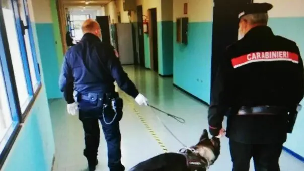 Controlli dei carabinieri nelle scuole