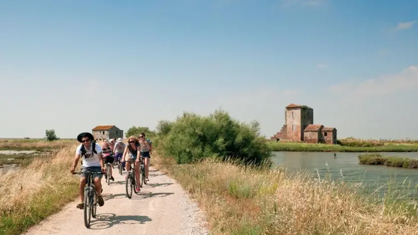 In bici sugli argini del Po