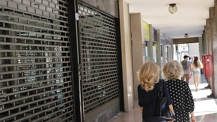 TOME' - AGENZIA BIANCHI - PADOVA - NEGOZI CHIUSI IN RIVIERA PONTI ROMANI