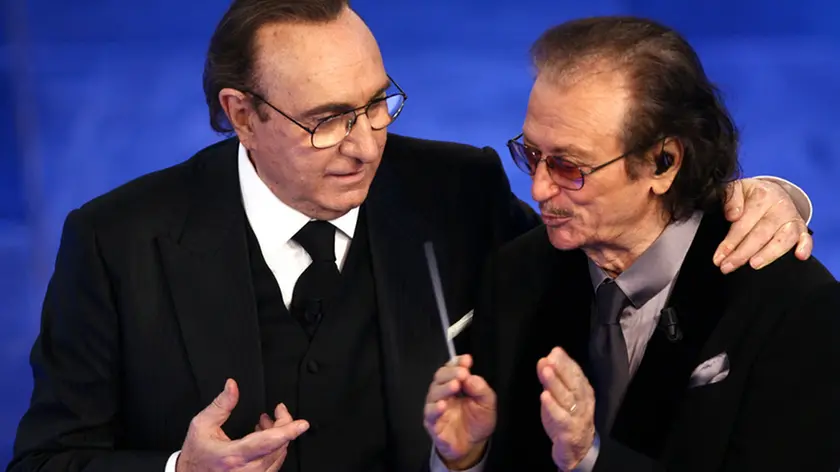 Pippo Baudo e Pippo Caruso durante la serata dei duetti della 58ma edizione del Festival della Canzone Italiana, il 28 Febbraio 2008 sul palco del teatro Ariston di Sanremo (Imperia). ANSA/CLAUDIO ONORATI / SIM