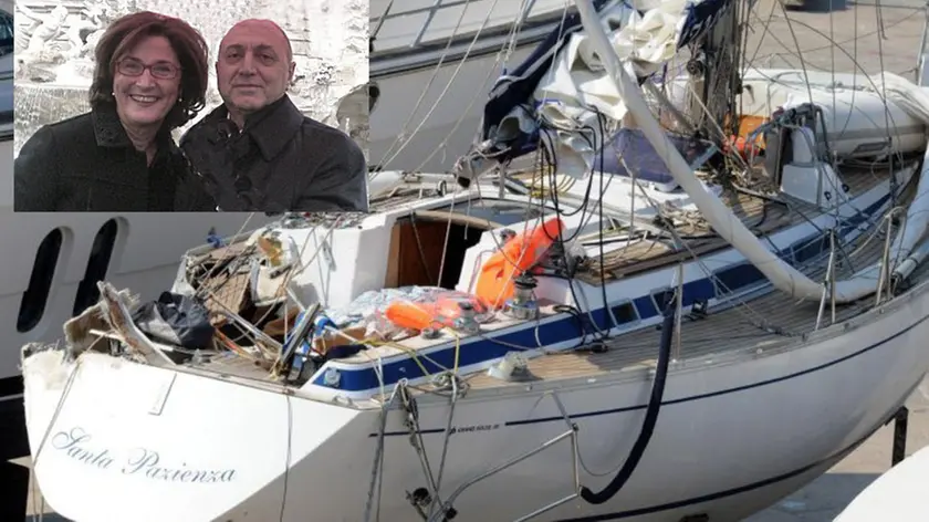 Marinelda Patella e Francesco Salpietro con i resti della loro barca a vela "Santapazienza", speronata dal potente motoscafo d'altura di Tomislav Horvatincic