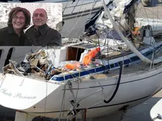 Marinelda Patella e Francesco Salpietro con i resti della loro barca a vela "Santapazienza", speronata dal potente motoscafo d'altura di Tomislav Horvatincic