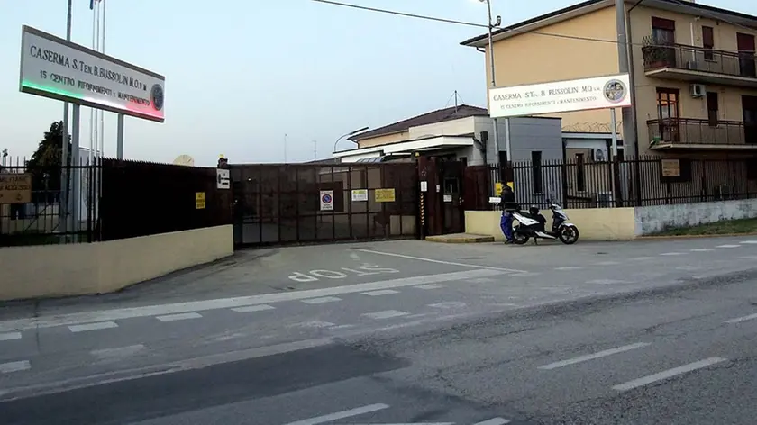 FERRO - AGENZIA BIANCHI - PADOVA - ESTERNO CASERMA BUSSOLIN VIA DUE PALAZZI 65
