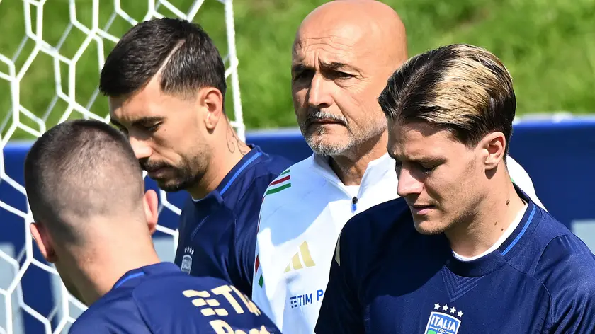 epa11439688 Italy’s head coach Luciano Spalletti (C) attends a training session of the national team in Iserlohn, Germany, 26 June 2024. EPA/DANIEL DAL ZENNARO