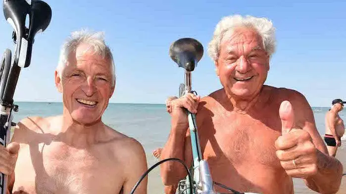 Dino Zandegù in una foto recente al mare con la bici in spalla accanto al campione Francesco Moser