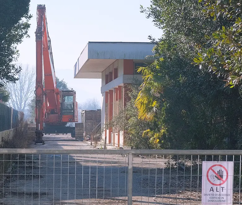 Ruspe in azione all'Hotel Monaco dove sarà realizzato il parco acquatico