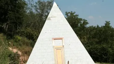 LA PIRAMIDE DI LUCE. Si trova sul monte Venda e da valle è appena visibile (nella foto sotto)