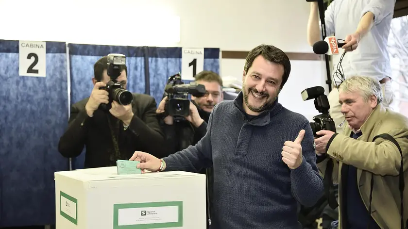 Federal Secretary of Italian party 'Lega' (League), Matteo Salvini (C) casts his ballot at a polliing station in Milan, Italy, 04 March 2018. General elections are held in Italy on 04 March 2018 with the country's economic situation and migrant influx in the past years believed to dominate the voters' decisions. The three main political contenders in Italy, the right-wing coalition, the ruling Democratic Party and the anti-establishment 5-Star-Movement have all predicted major results for themselves. The final results of the elections are expected to be announced on early 05 March