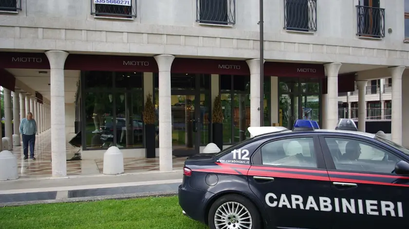 I carabinieri davanti alla boutique