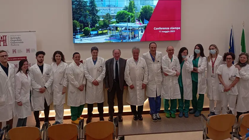 Il dg Giuseppe Dal Ben, al centro, con le équipe di Chirurgia senologica e Chirurgia oncoplastica