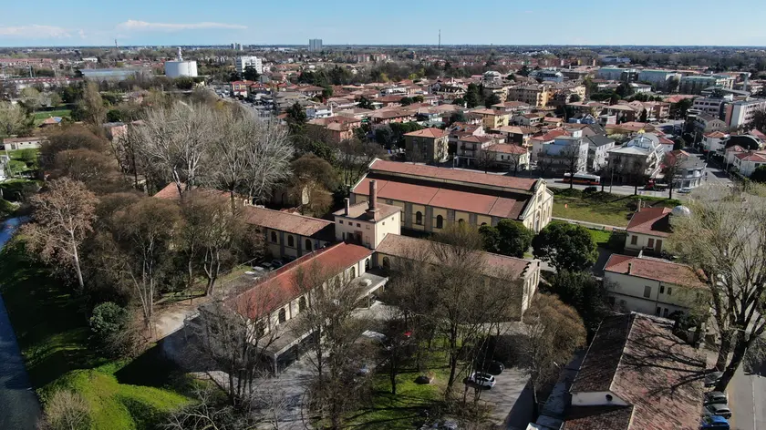 Nell’ex macello di via Cornaro parte il recupero del primo edificio: sarà destinato alle associazioni