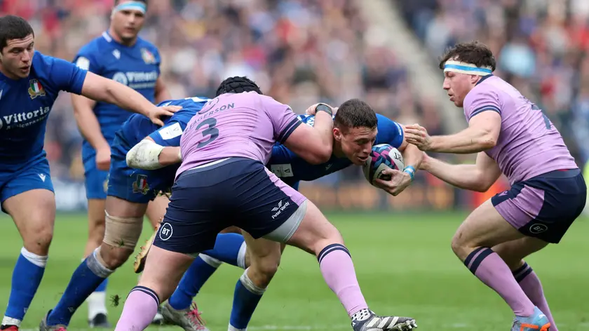 Paolo Garbisi placcato da Hamish Watson, a destra, e Zander Fagerson in Scozia Italia a Murrayfield nel 2023
