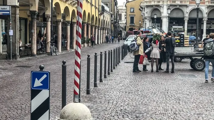 MARIAN-AGENZIA BIANCHI-PADOVA-PALETTI ANTI PARCHEGGIO PIAZZA DELLE ERBE