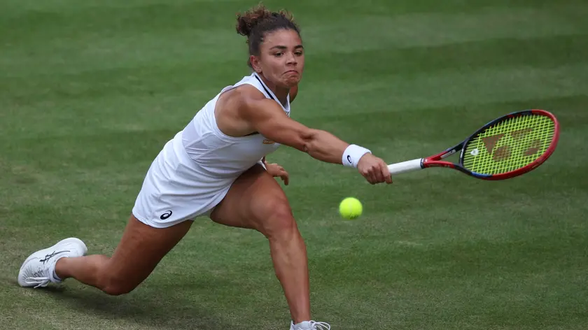 epa11472277 Jasmine Paolini of Italy in action against Donna Vekic of Croatia during their Women's Singles semi final match at the Wimbledon Championships, Wimbledon, Britain, 11 July 2024. EPA/ADAM VAUGHAN EDITORIAL USE ONLY