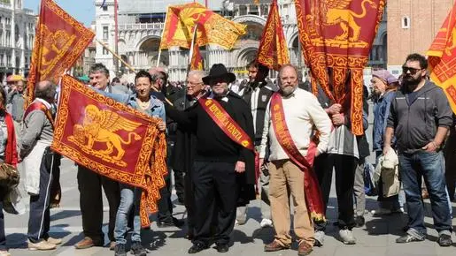 Interpress Pellicani Venezia, 25.04.2012.- San Marco, Manifestqzione "Repubblica Veneta" Gardin.-