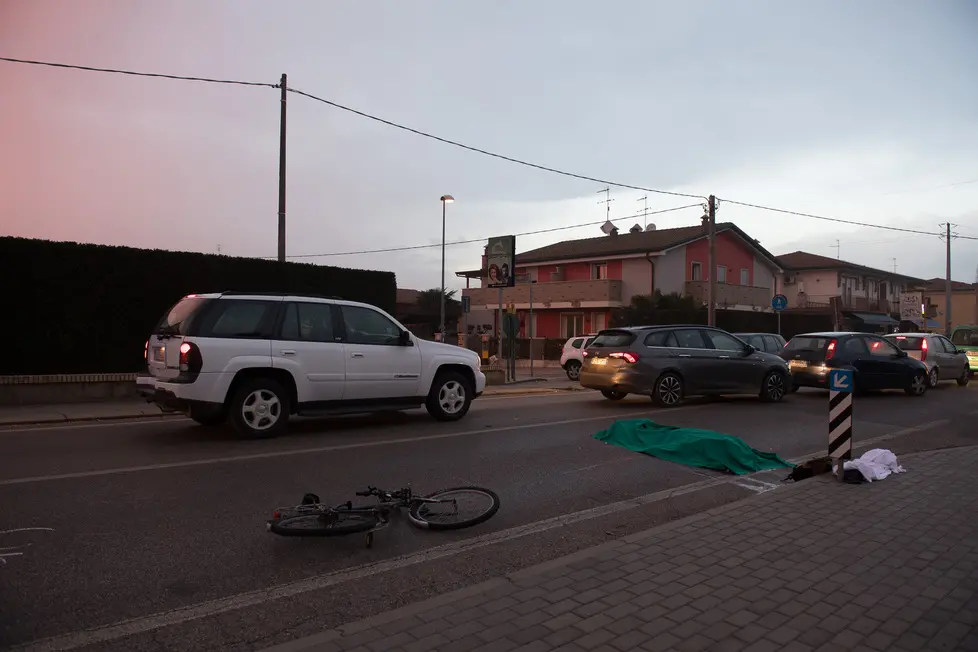 Conselve (PD), 3 gennaio 2017 Incidente mortale Dumitru Alexandrescu in via Palù. Nella foto: il corpo della vittima ricoperto dai teli